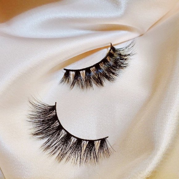 "5th & Collins" strip eyelash extension - Picture 1 of 3